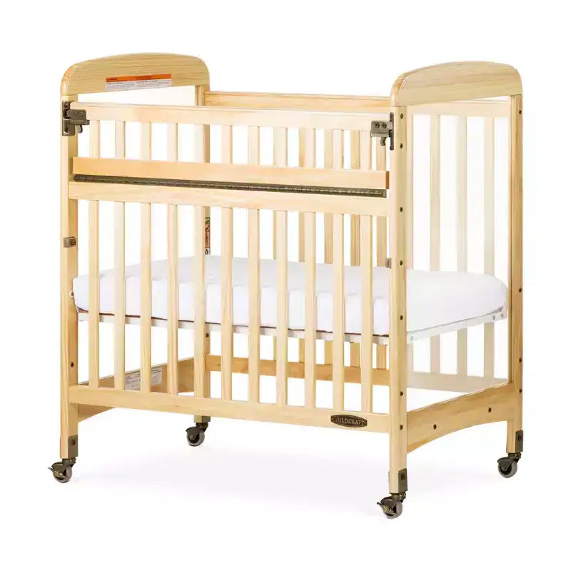Lit bébé compact et portable en bois, 2 roulettes pivotantes faciles à manœuvrer avec freins, construction en bois durable, passe les portes (naturel)