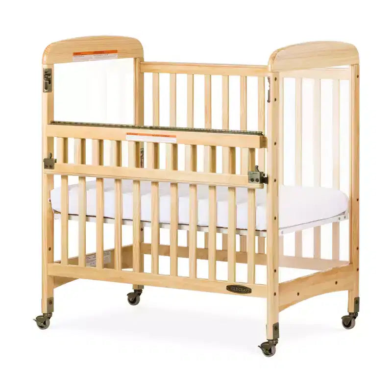 Lit bébé compact et portable en bois, 2 roulettes pivotantes faciles à manœuvrer avec freins, construction en bois durable, passe les portes (naturel)