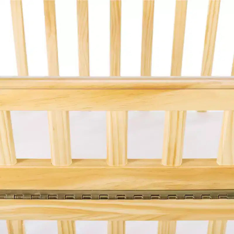 Lit bébé compact et portable en bois, 2 roulettes pivotantes faciles à manœuvrer avec freins, construction en bois durable, passe les portes (naturel)