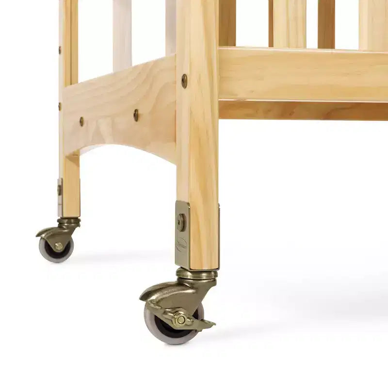 Lit bébé compact et portable en bois, 2 roulettes pivotantes faciles à manœuvrer avec freins, construction en bois durable, passe les portes (naturel)