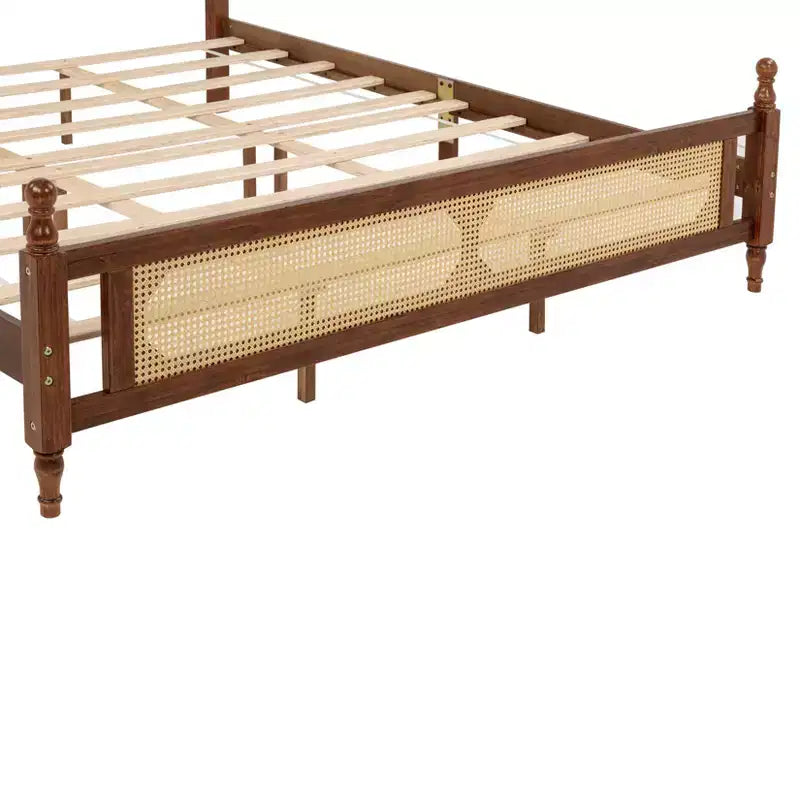 Lit en bois de pin King avec tête et pied de lit en rotin, marron