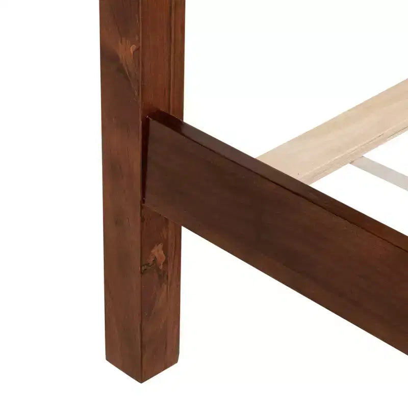 Lit en bois de pin King avec tête et pied de lit en rotin, marron