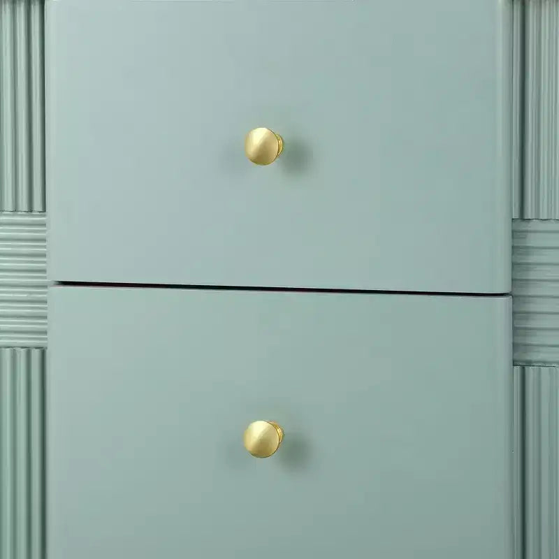 Table de chevet moderne minimaliste avec 2 tiroirs de rangement, poignées et pieds en métal doré, design texturé unique