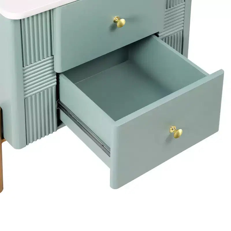 Table de chevet moderne minimaliste avec 2 tiroirs de rangement, poignées et pieds en métal doré, design texturé unique