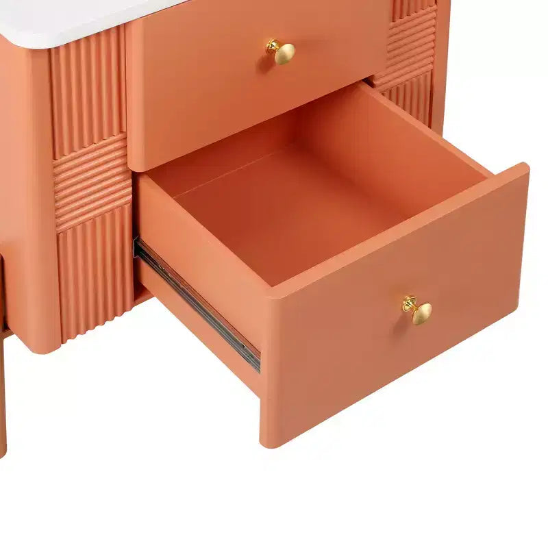 Table de chevet moderne minimaliste avec 2 tiroirs de rangement, poignées et pieds en métal doré, design texturé unique