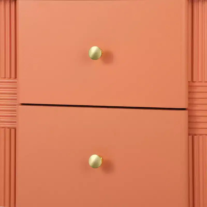 Table de chevet moderne minimaliste avec 2 tiroirs de rangement, poignées et pieds en métal doré, design texturé unique