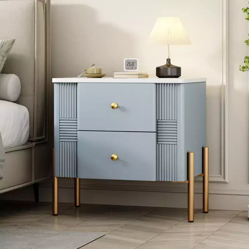 Table de chevet moderne minimaliste avec 2 tiroirs de rangement, poignées et pieds en métal doré, design texturé unique