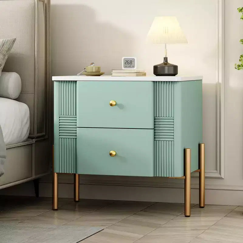 Table de chevet moderne minimaliste avec 2 tiroirs de rangement, poignées et pieds en métal doré, design texturé unique
