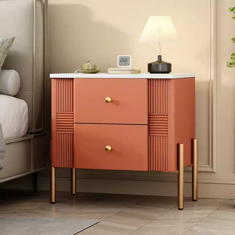 Table de chevet moderne minimaliste avec 2 tiroirs de rangement, poignées et pieds en métal doré, design texturé unique